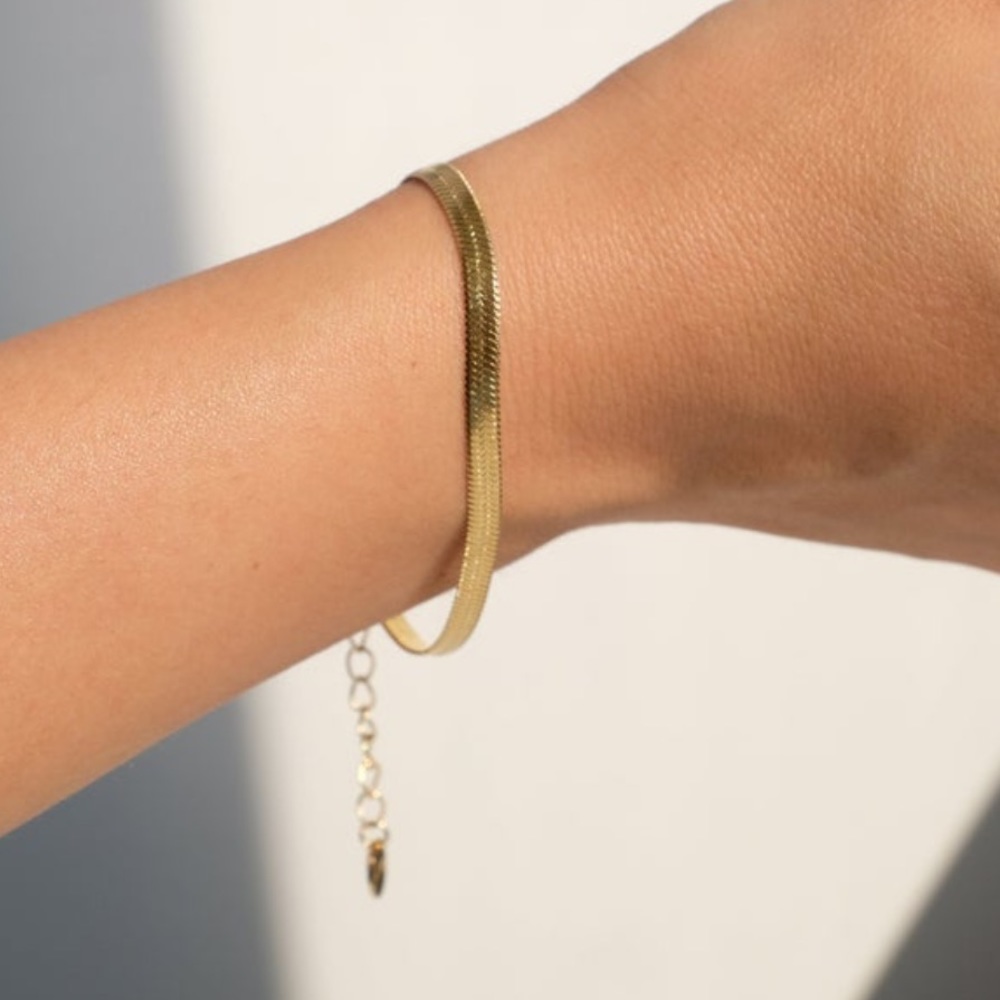 ✨Gold Herringbone Bracelet✨✨ - Picture 4 of 5